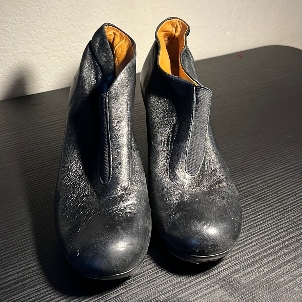 Naya Bara Black Leather Ankle Boots